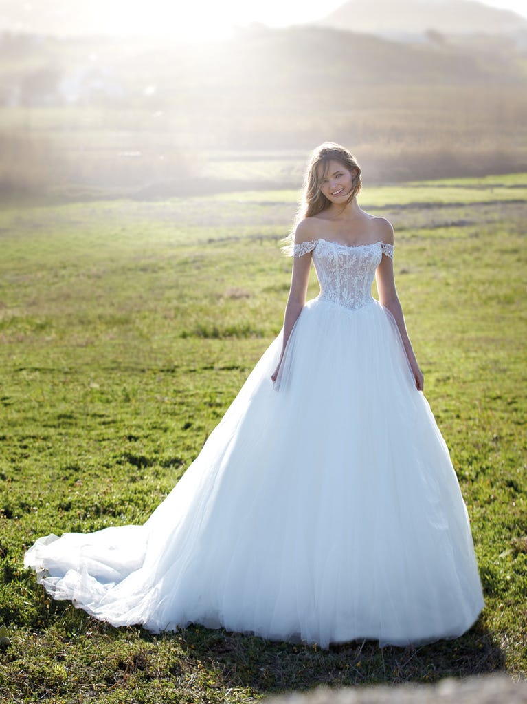 Tulle wedding dress with sleeveless bodice and sweetheart neckline. The embroidered lace creates a fabulous 3D effect, and the removable sleeves will look perfect during the ceremony.