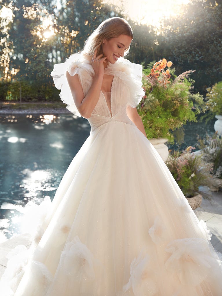 Tulle wedding dress with sleeveless bodice and sweetheart neckline. The embroidered lace creates a fabulous 3D effect, and the removable sleeves will look perfect during the ceremony.
