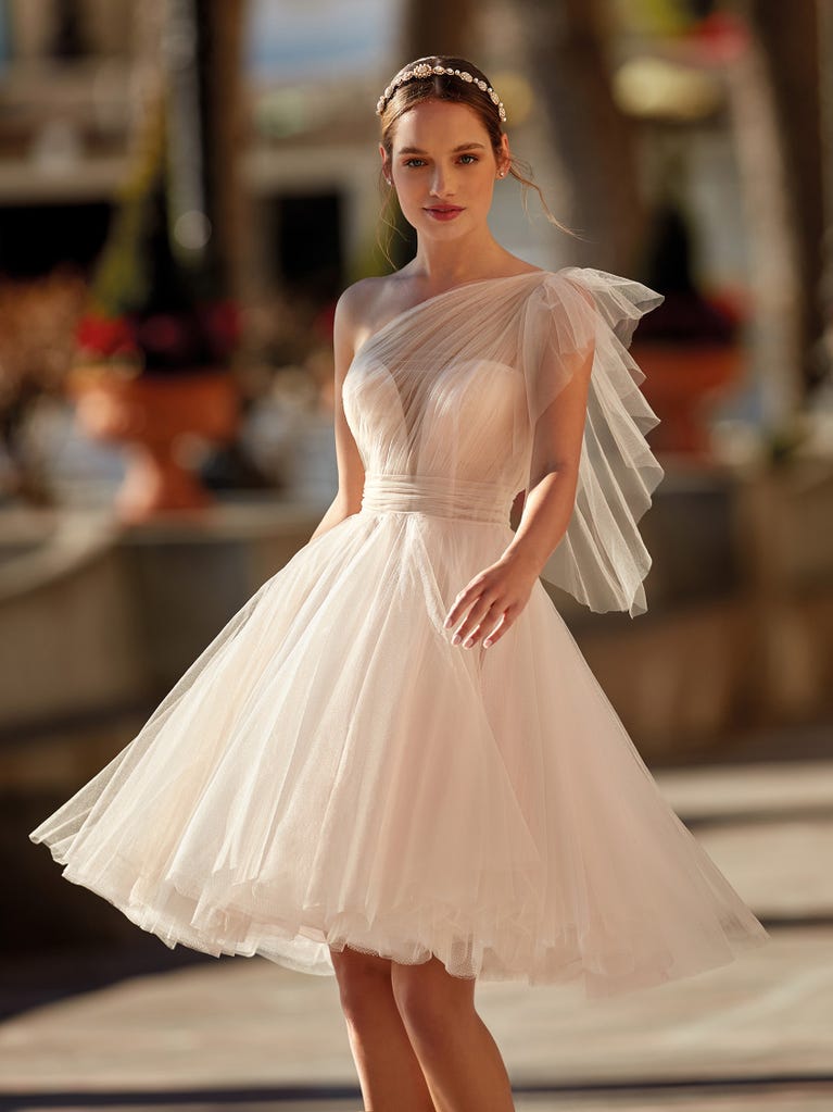 Tulle wedding dress with sleeveless bodice and sweetheart neckline. The embroidered lace creates a fabulous 3D effect, and the removable sleeves will look perfect during the ceremony.