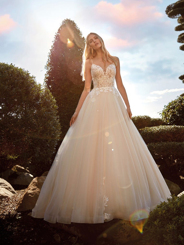 Tulle wedding dress with sleeveless bodice and sweetheart neckline. The embroidered lace creates a fabulous 3D effect, and the removable sleeves will look perfect during the ceremony.