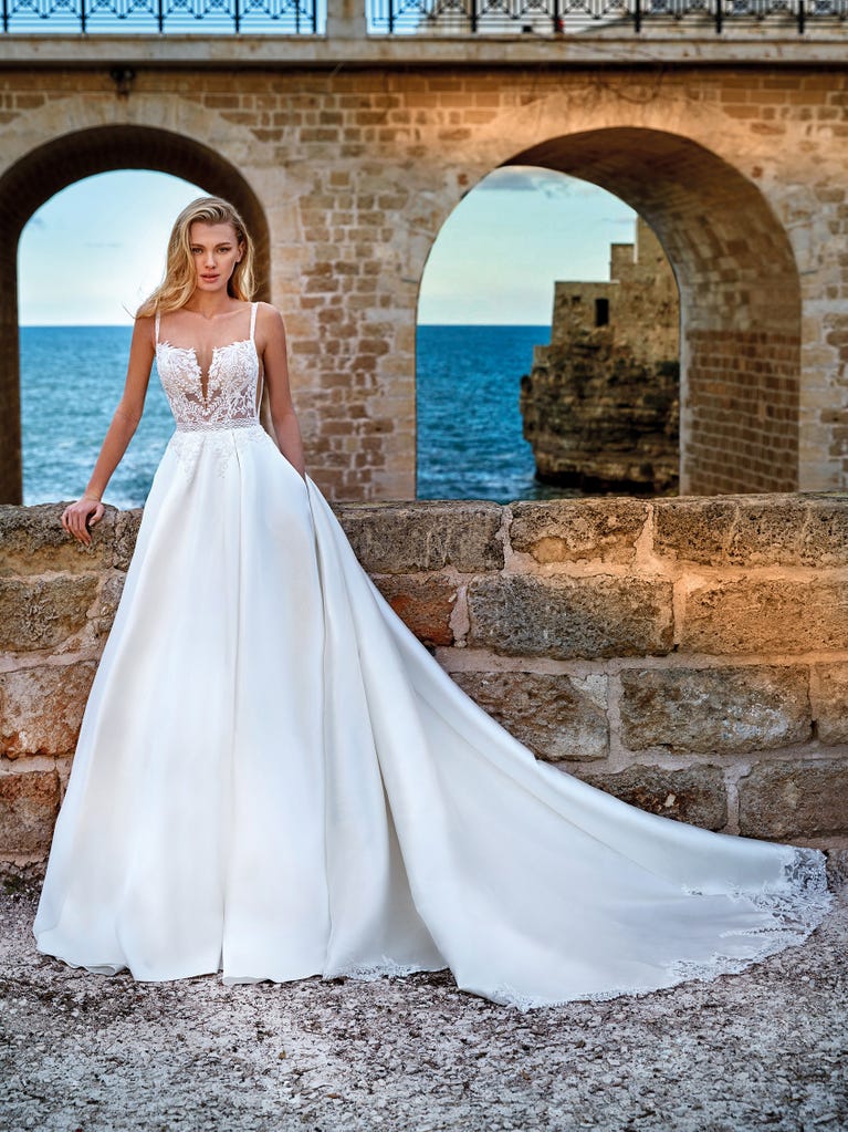 Tulle wedding dress with sleeveless bodice and sweetheart neckline. The embroidered lace creates a fabulous 3D effect, and the removable sleeves will look perfect during the ceremony.