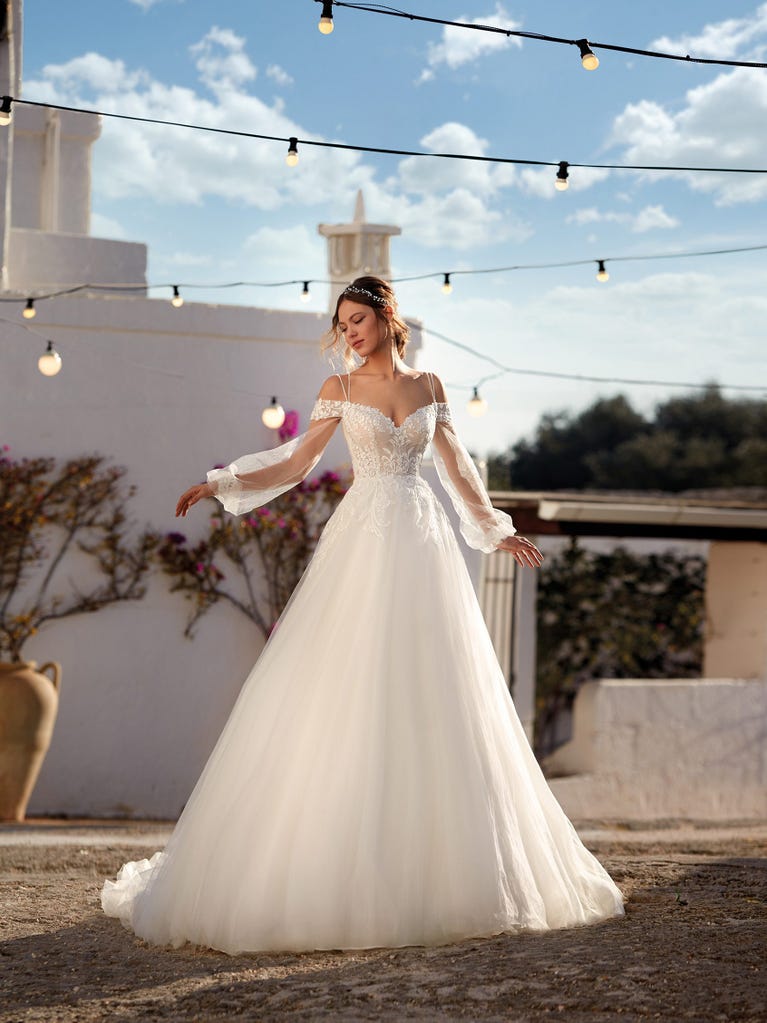 Tulle wedding dress with sleeveless bodice and sweetheart neckline. The embroidered lace creates a fabulous 3D effect, and the removable sleeves will look perfect during the ceremony.