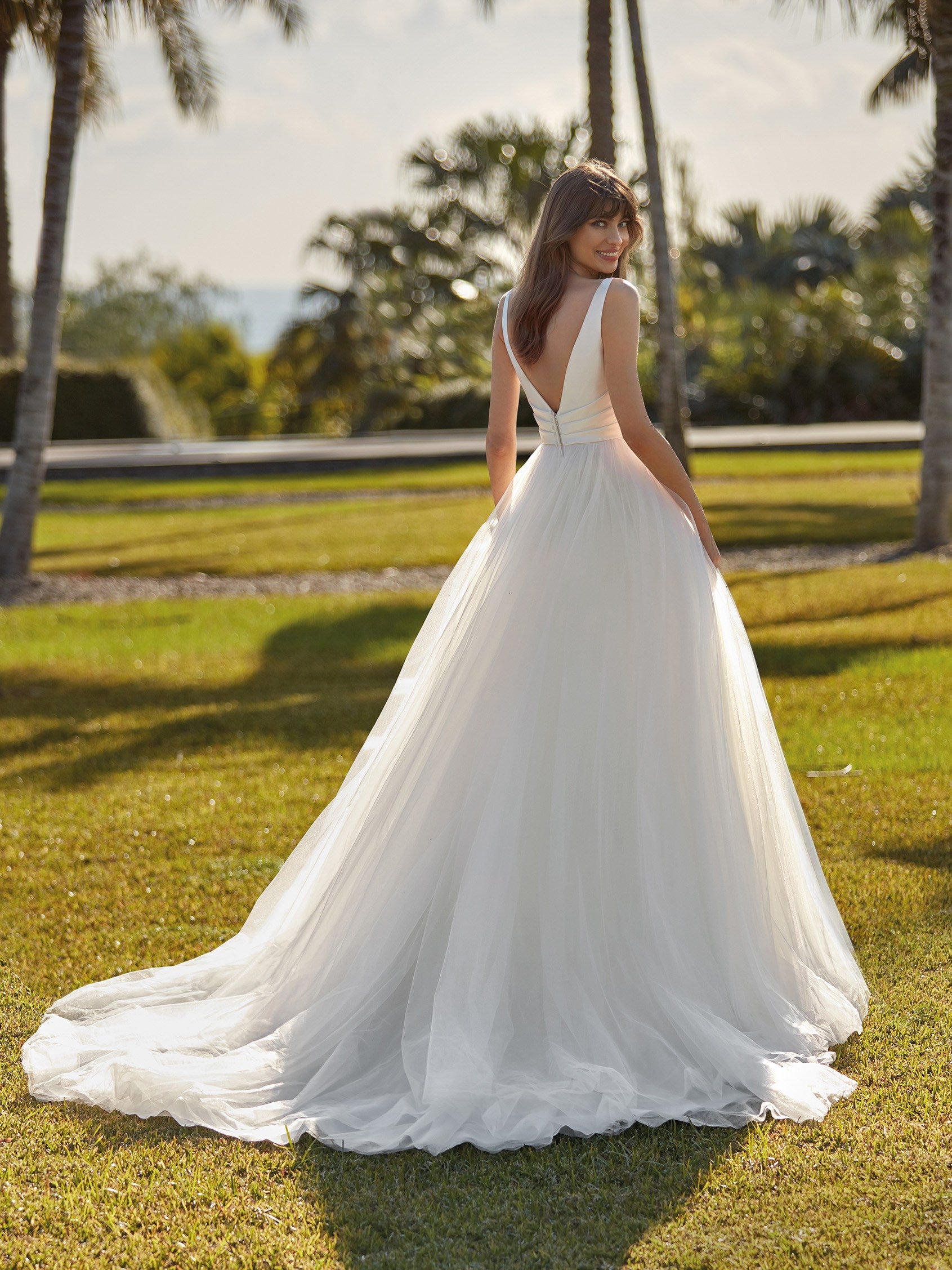 BLUSH Princess cut wedding dress with V neck Nicole