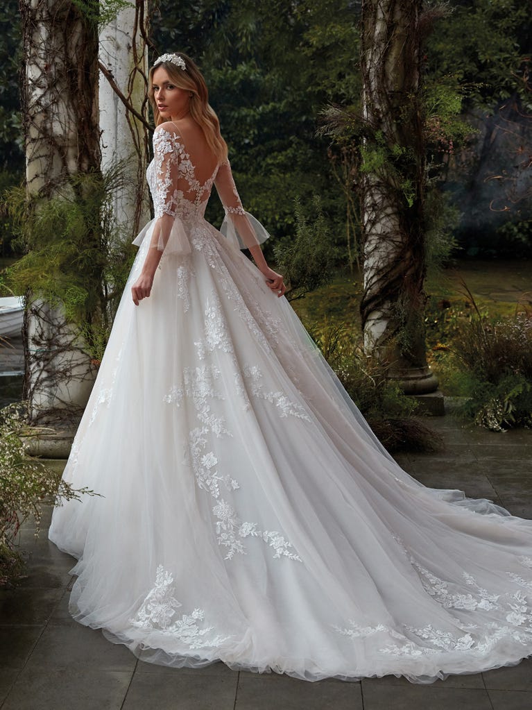 Tulle wedding dress with sleeveless bodice and sweetheart neckline. The embroidered lace creates a fabulous 3D effect, and the removable sleeves will look perfect during the ceremony.