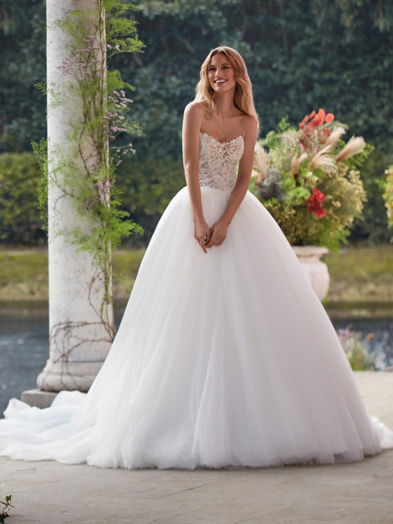 Tulle wedding dress with sleeveless bodice and sweetheart neckline. The embroidered lace creates a fabulous 3D effect, and the removable sleeves will look perfect during the ceremony.