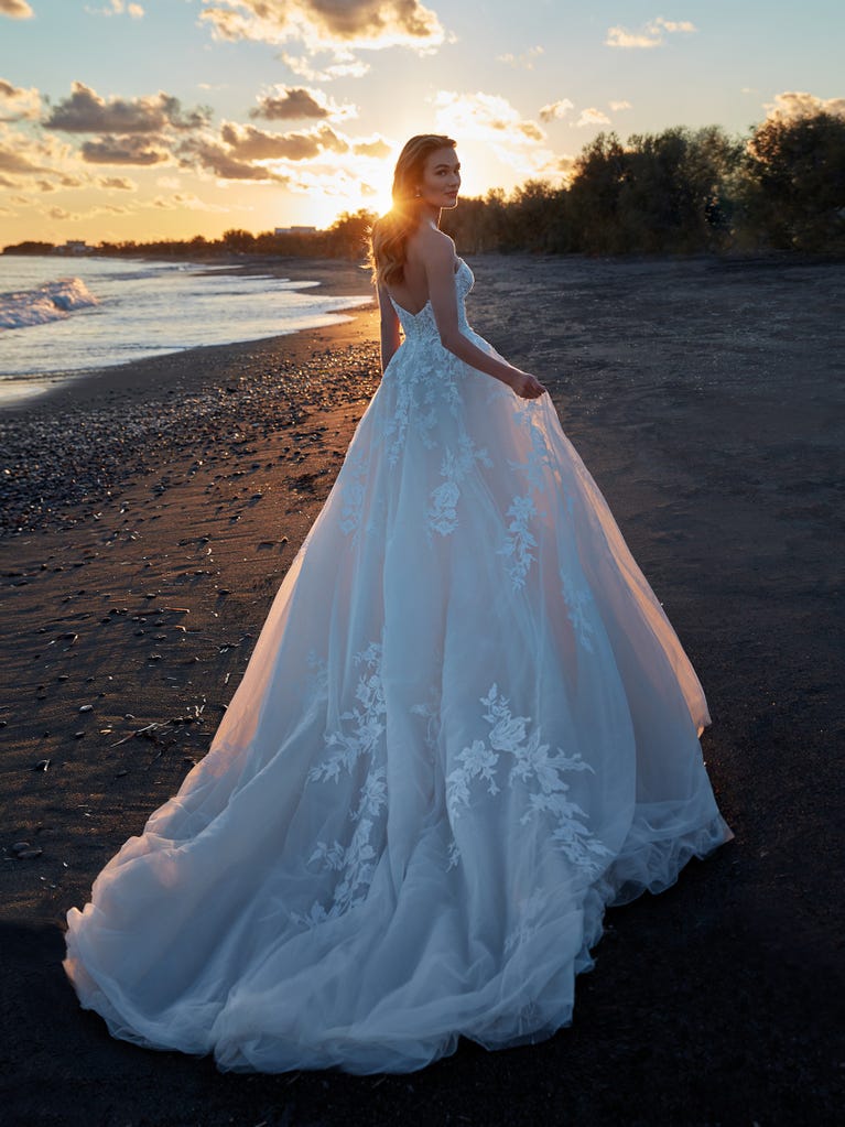 Charming mermaid dress in tulle and chantilly lace. The soft, tulle voile sleeves float like wings!