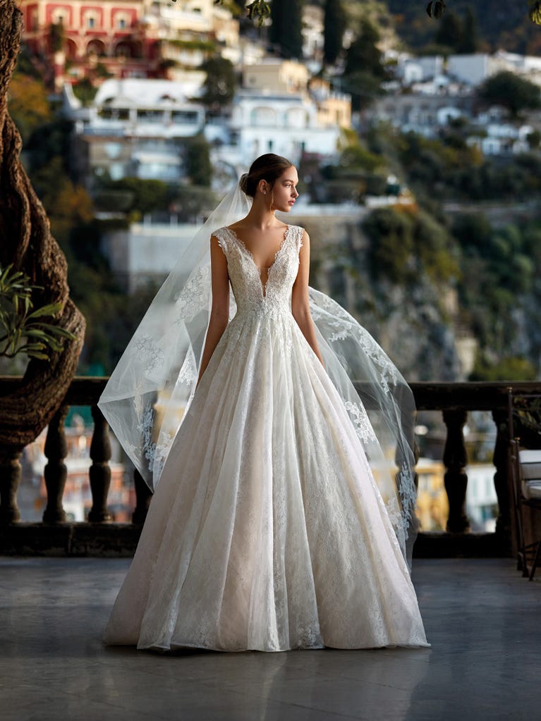 Tulle wedding dress with sleeveless bodice and sweetheart neckline. The embroidered lace creates a fabulous 3D effect, and the removable sleeves will look perfect during the ceremony.