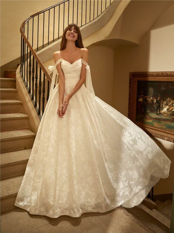 Parte anteriore abito principessa con scollo a cuore e schiena a V in organza CAMALA.