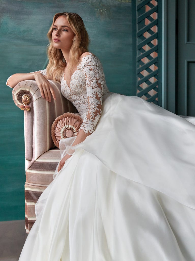 Sofisticado vestido en mikado con la sobrefalda más fabulosa en voile de tul y encaje macro. ¡La magia de la elegancia!