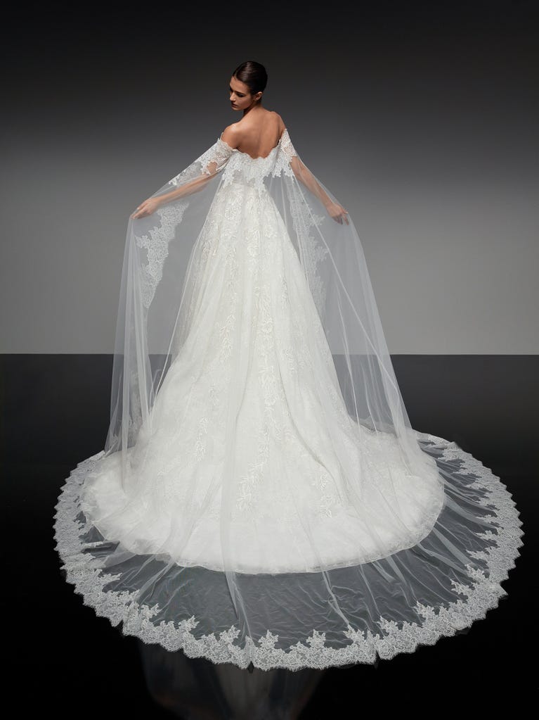 Tulle wedding dress with sleeveless bodice and sweetheart neckline. The embroidered lace creates a fabulous 3D effect, and the removable sleeves will look perfect during the ceremony.