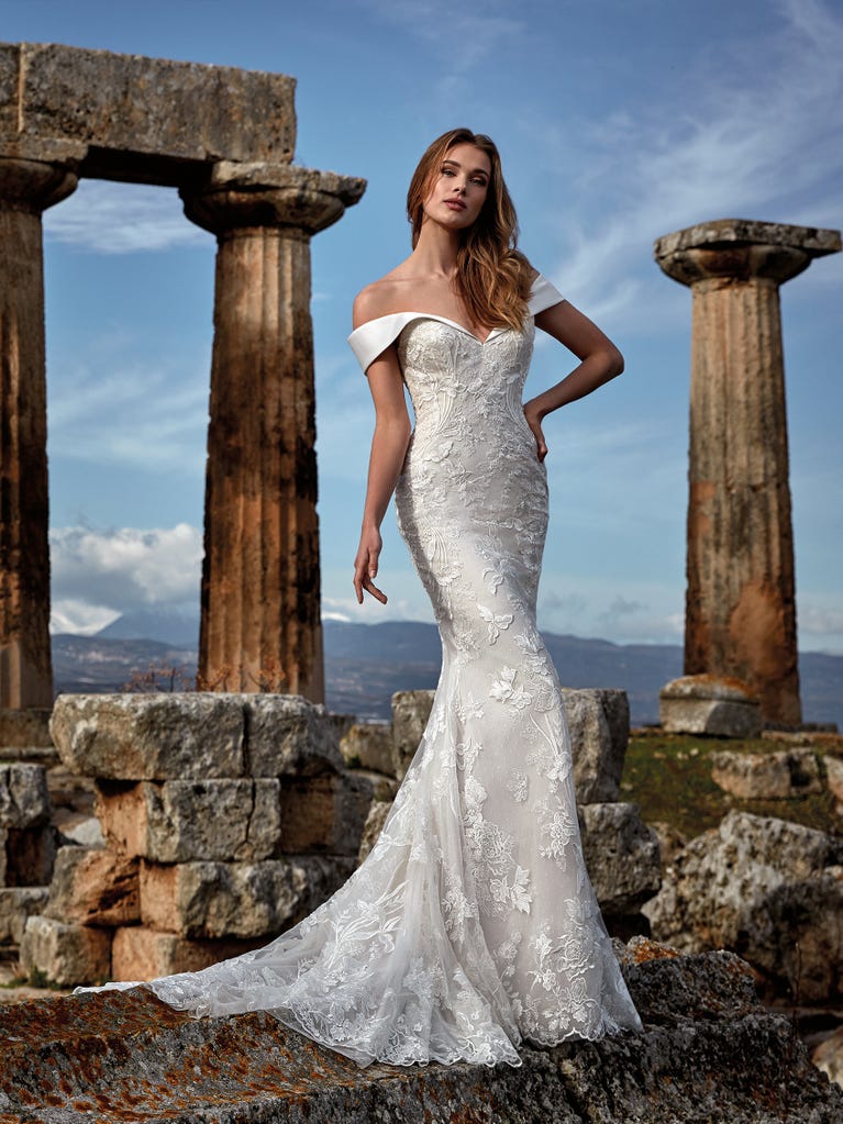 Princess wedding dress in carmine red tulle. The tulle ruffles create a light volume on the skirt and the sleeveless bodice, while the high waistline enhances the waist.