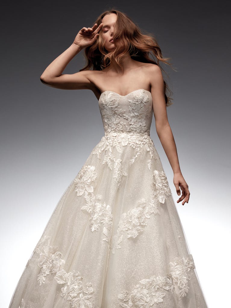 Sofisticado vestido en mikado con la sobrefalda más fabulosa en voile de tul y encaje macro. ¡La magia de la elegancia!