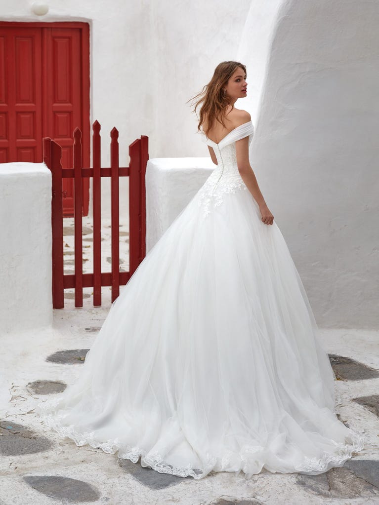 Tulle wedding dress with sleeveless bodice and sweetheart neckline. The embroidered lace creates a fabulous 3D effect, and the removable sleeves will look perfect during the ceremony.