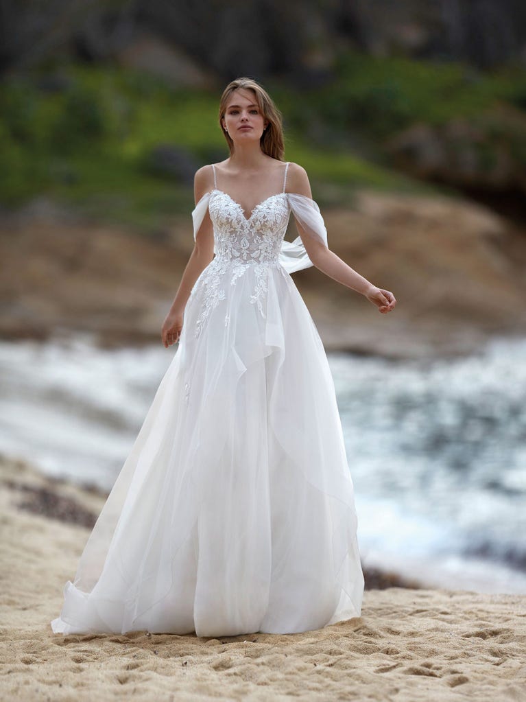 Tulle wedding dress with sleeveless bodice and sweetheart neckline. The embroidered lace creates a fabulous 3D effect, and the removable sleeves will look perfect during the ceremony.