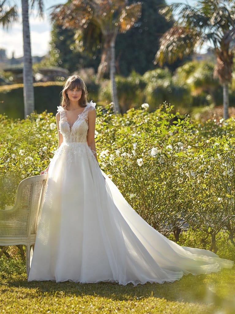 Tulle wedding dress with sleeveless bodice and sweetheart neckline. The embroidered lace creates a fabulous 3D effect, and the removable sleeves will look perfect during the ceremony.