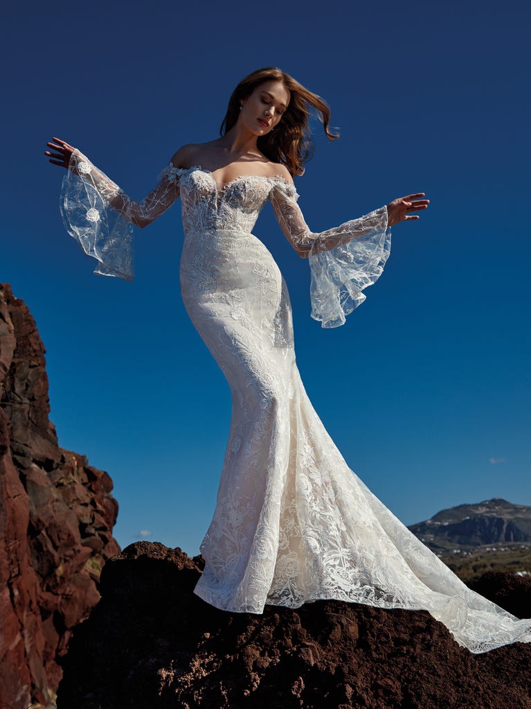 Princess wedding dress in carmine red tulle. The tulle ruffles create a light volume on the skirt and the sleeveless bodice, while the high waistline enhances the waist.