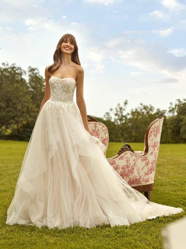 Tulle wedding dress with sleeveless bodice and sweetheart neckline. The embroidered lace creates a fabulous 3D effect, and the removable sleeves will look perfect during the ceremony.