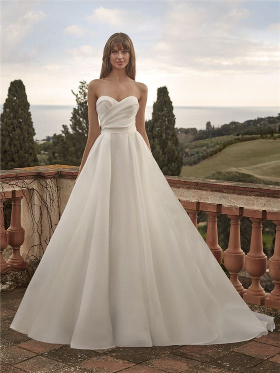 Parte anteriore abito principessa con scollo a cuore e schiena a V in organza CLIPA.