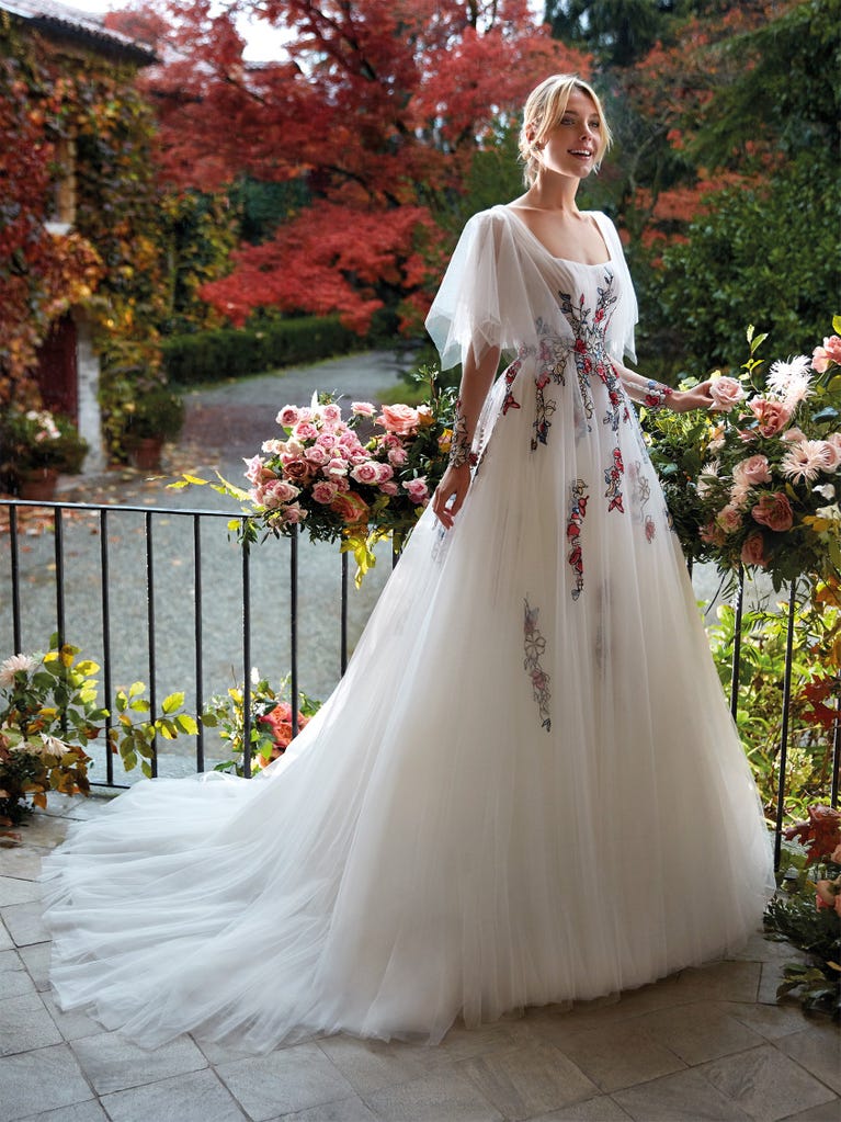Tulle wedding dress with sleeveless bodice and sweetheart neckline. The embroidered lace creates a fabulous 3D effect, and the removable sleeves will look perfect during the ceremony.