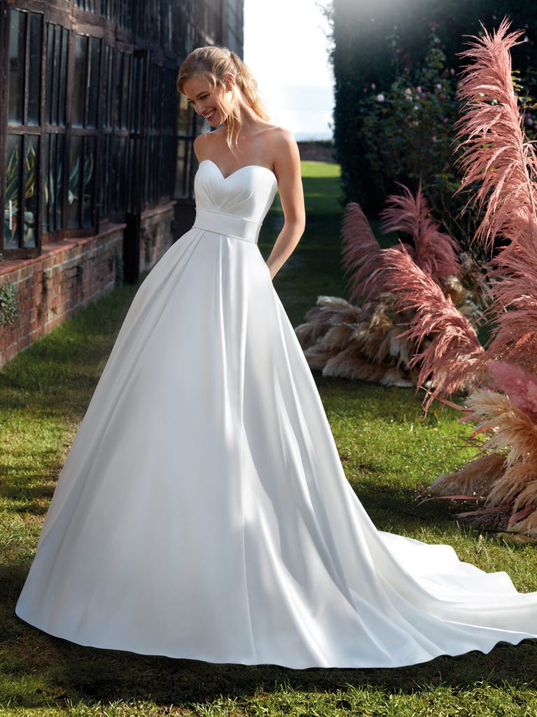 Charming mermaid dress in tulle and chantilly lace. The soft, tulle voile sleeves float like wings!