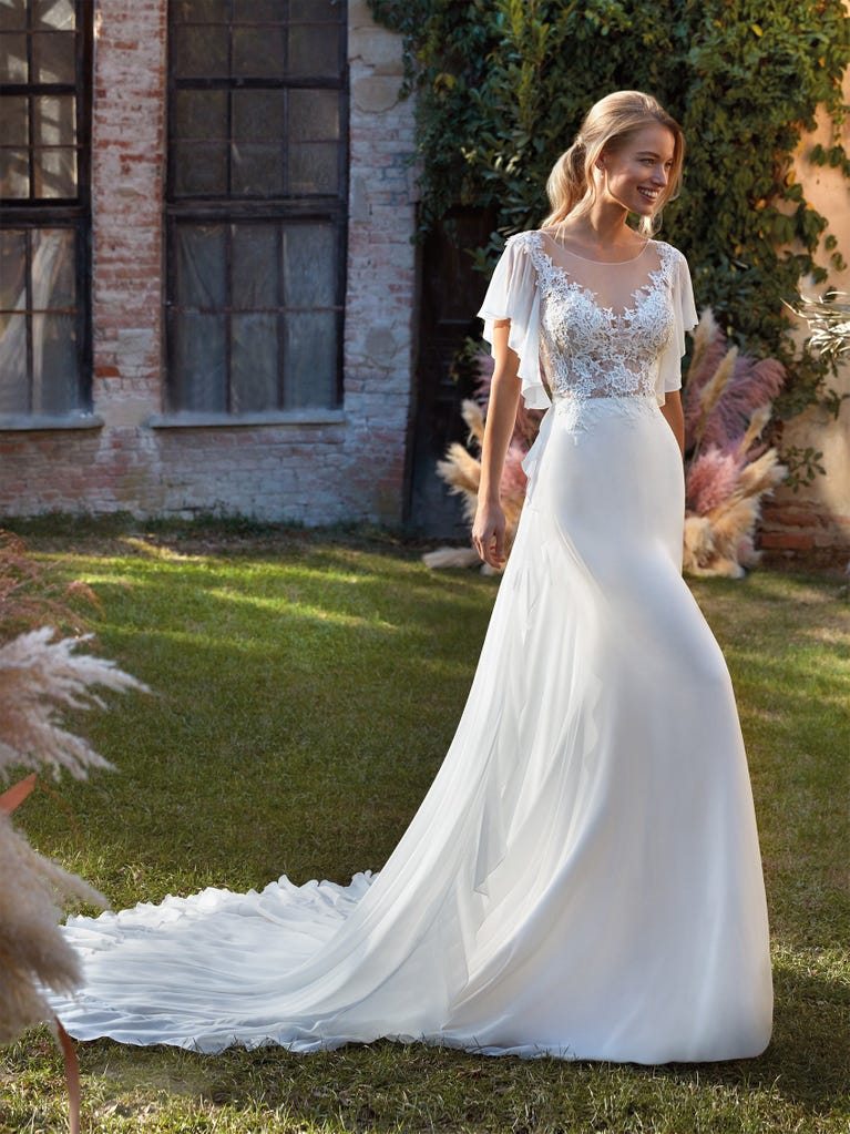 Sensual wedding dress crafted from organza, tulle, delicate embroidered allover lace and ivory sequins. Definitely for the bride who wishes to shine with elegance and uniqueness!