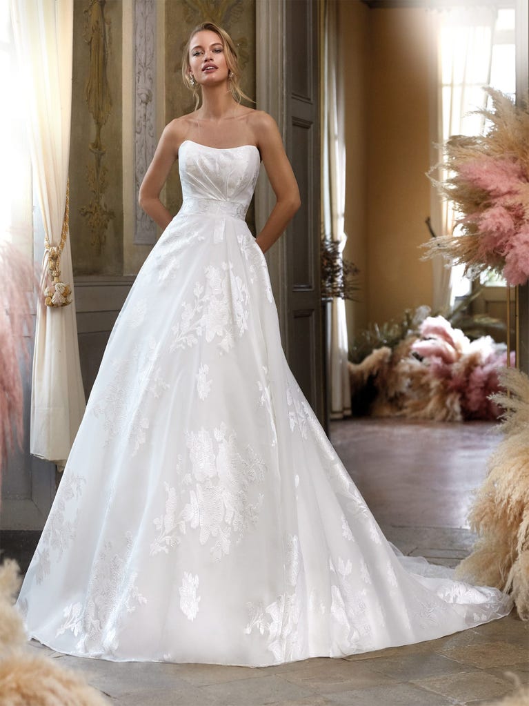 Charming mermaid dress in tulle and chantilly lace. The soft, tulle voile sleeves float like wings!