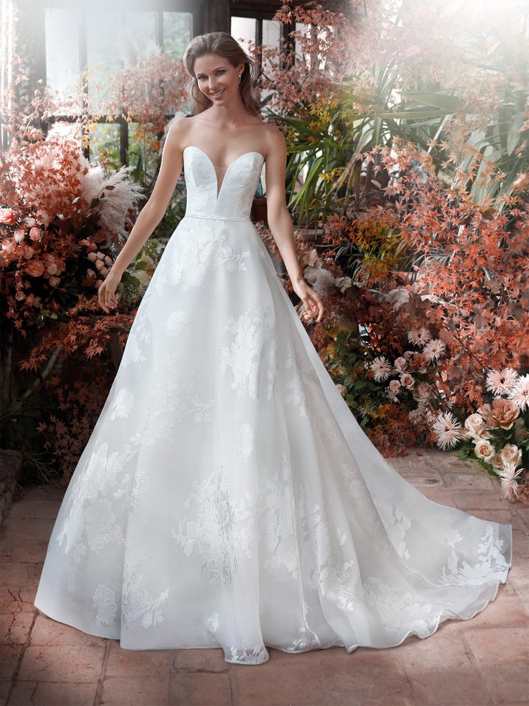 Charming mermaid dress in tulle and chantilly lace. The soft, tulle voile sleeves float like wings!