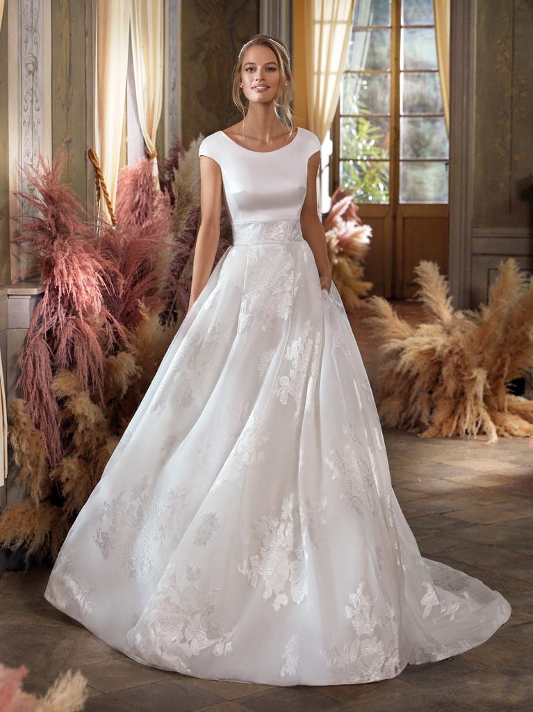 Charming mermaid dress in tulle and chantilly lace. The soft, tulle voile sleeves float like wings!