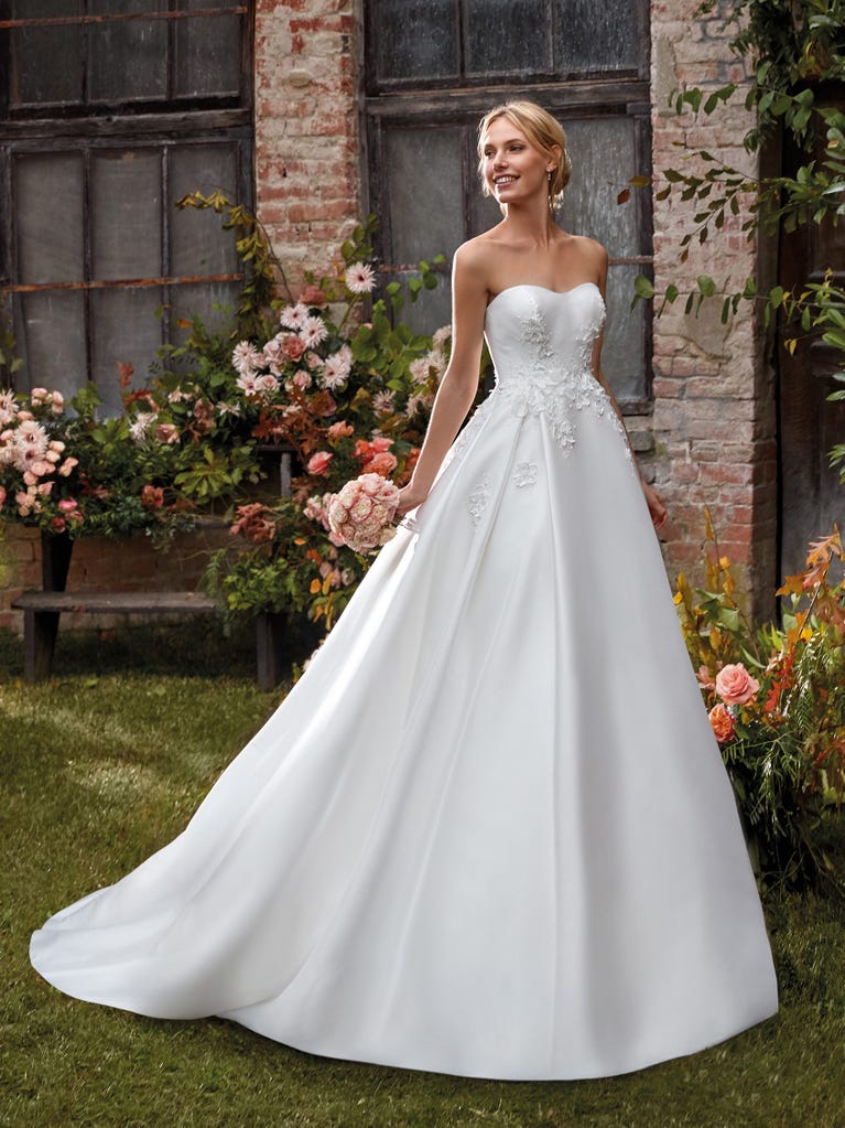 Charming mermaid dress in tulle and chantilly lace. The soft, tulle voile sleeves float like wings!