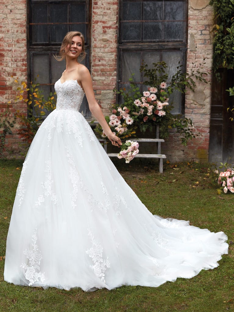 Tulle wedding dress with sleeveless bodice and sweetheart neckline. The embroidered lace creates a fabulous 3D effect, and the removable sleeves will look perfect during the ceremony.
