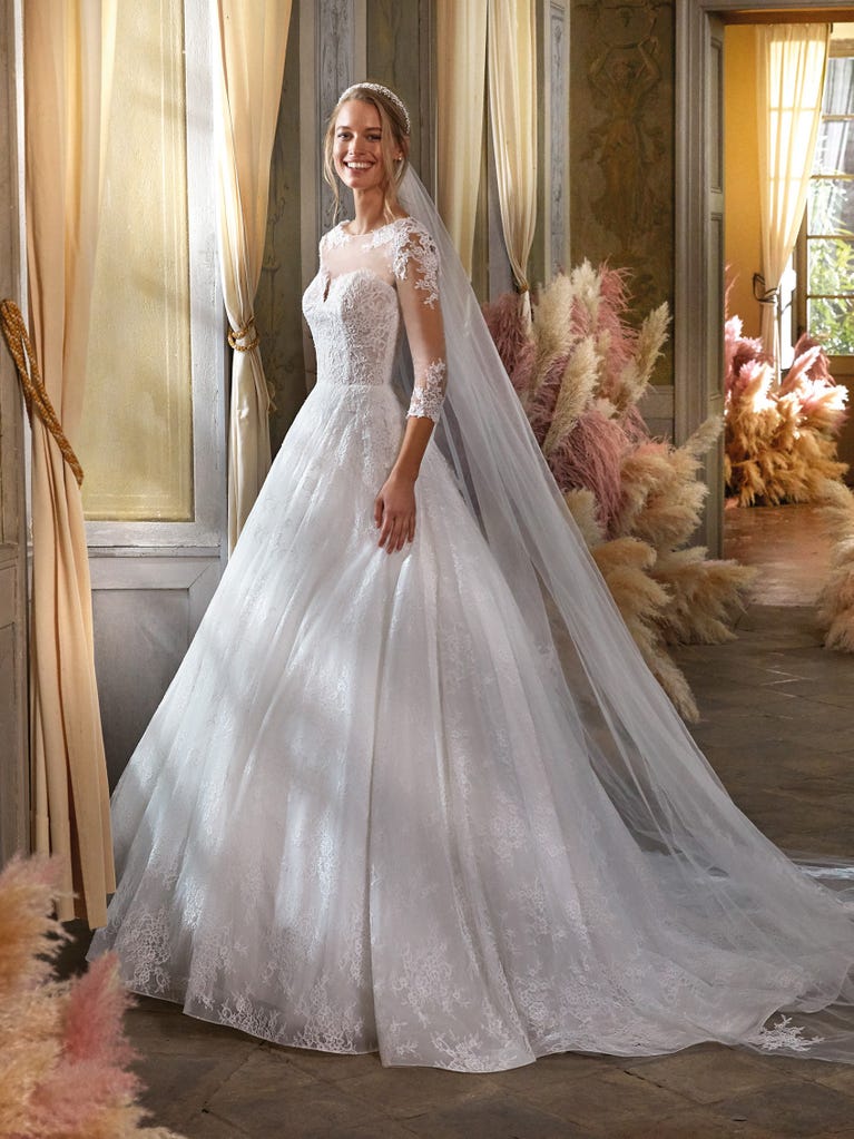 Tulle wedding dress with sleeveless bodice and sweetheart neckline. The embroidered lace creates a fabulous 3D effect, and the removable sleeves will look perfect during the ceremony.