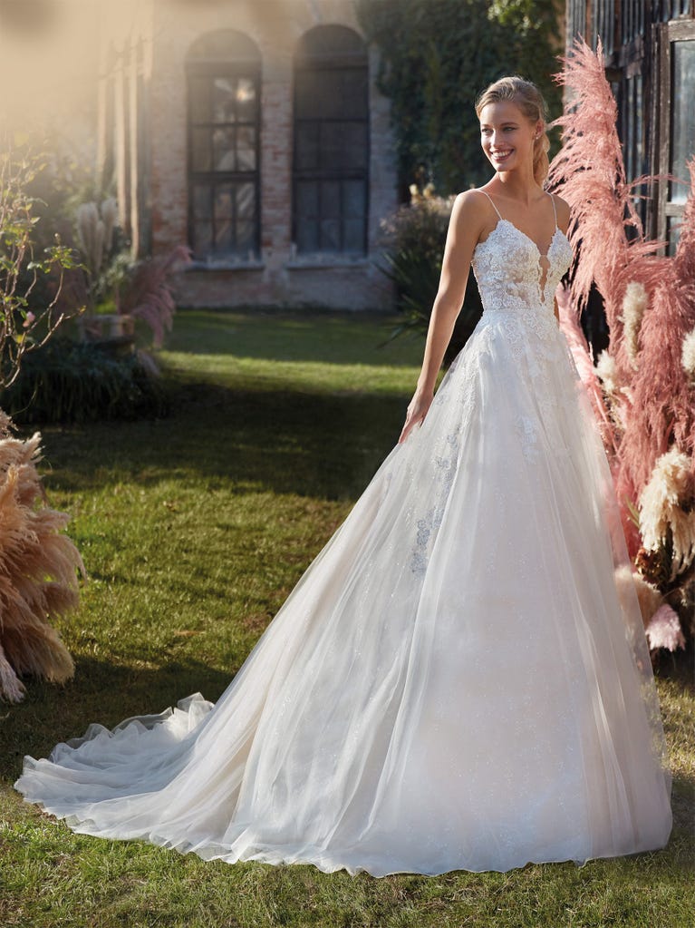 Tulle wedding dress with sleeveless bodice and sweetheart neckline. The embroidered lace creates a fabulous 3D effect, and the removable sleeves will look perfect during the ceremony.