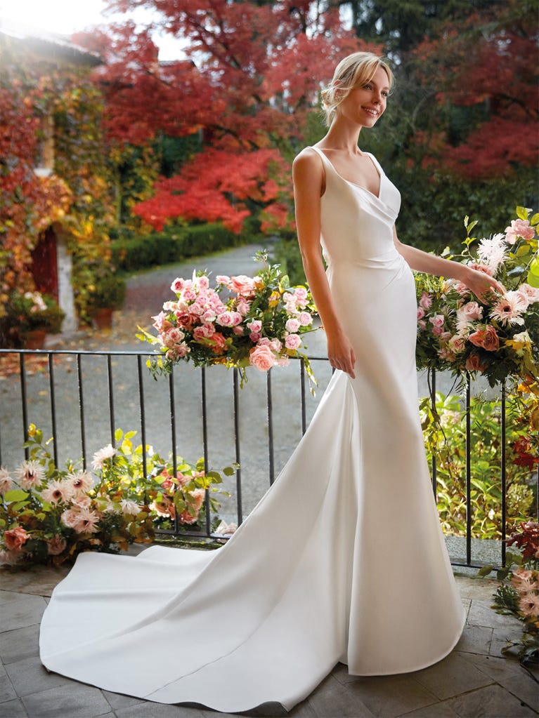 Charming mermaid dress in tulle and chantilly lace. The soft, tulle voile sleeves float like wings!