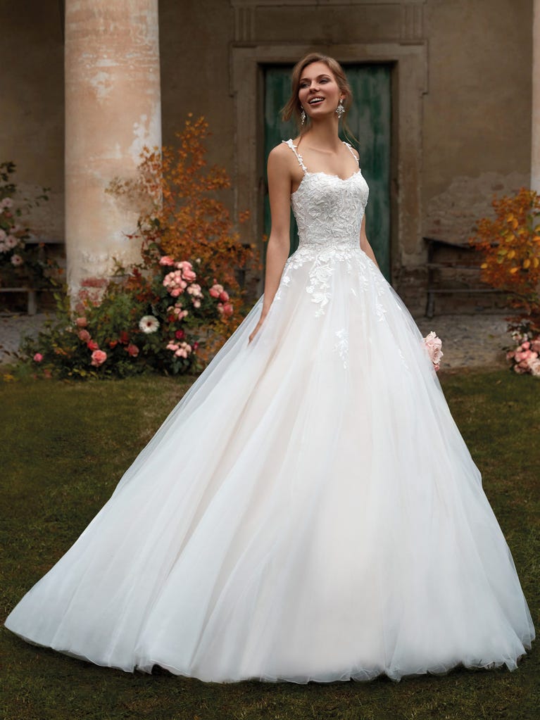Tulle wedding dress with sleeveless bodice and sweetheart neckline. The embroidered lace creates a fabulous 3D effect, and the removable sleeves will look perfect during the ceremony.