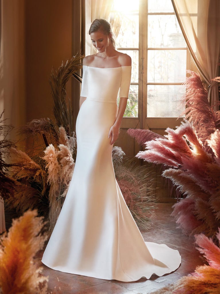Charming mermaid dress in tulle and chantilly lace. The soft, tulle voile sleeves float like wings!
