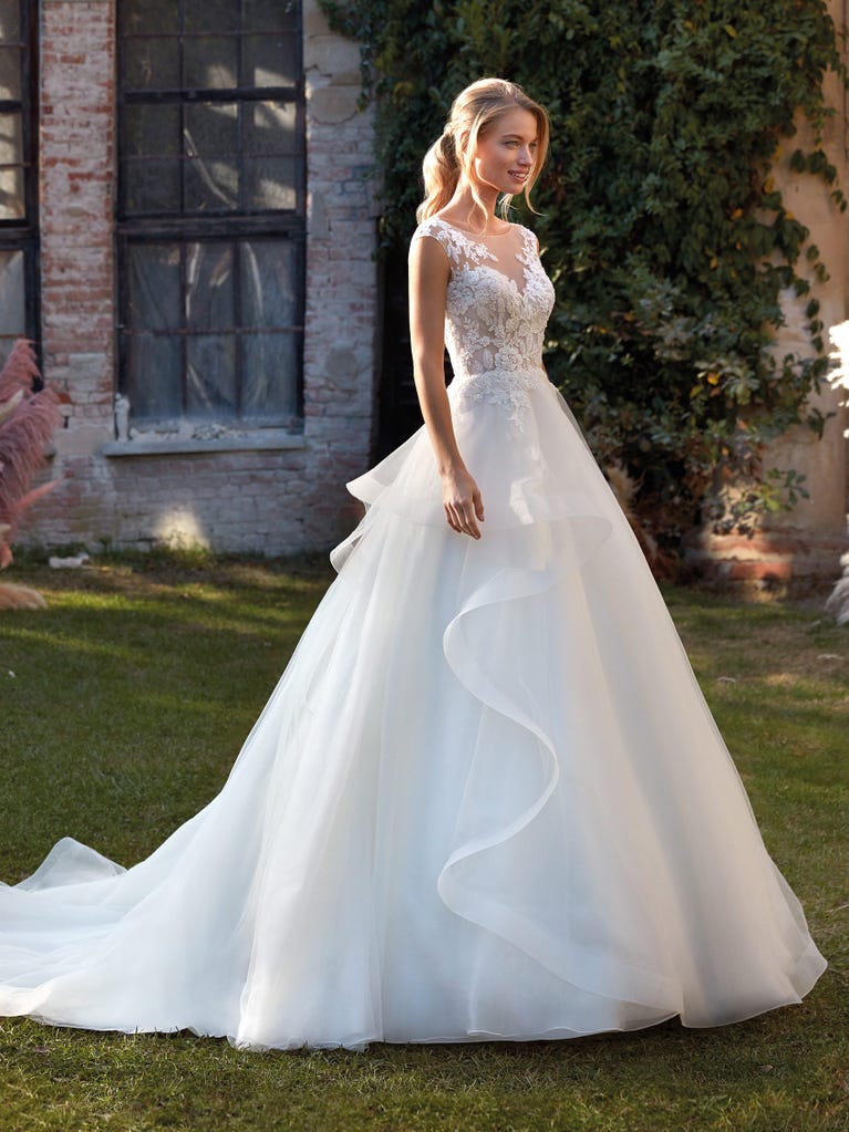 Sofisticado vestido en mikado con la sobrefalda más fabulosa en voile de tul y encaje macro. ¡La magia de la elegancia!