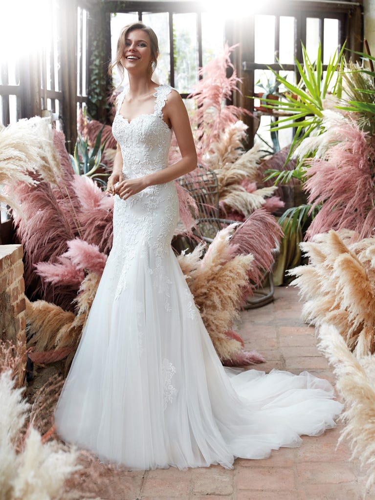 Sensual wedding dress crafted from organza, tulle, delicate embroidered allover lace and ivory sequins. Definitely for the bride who wishes to shine with elegance and uniqueness!