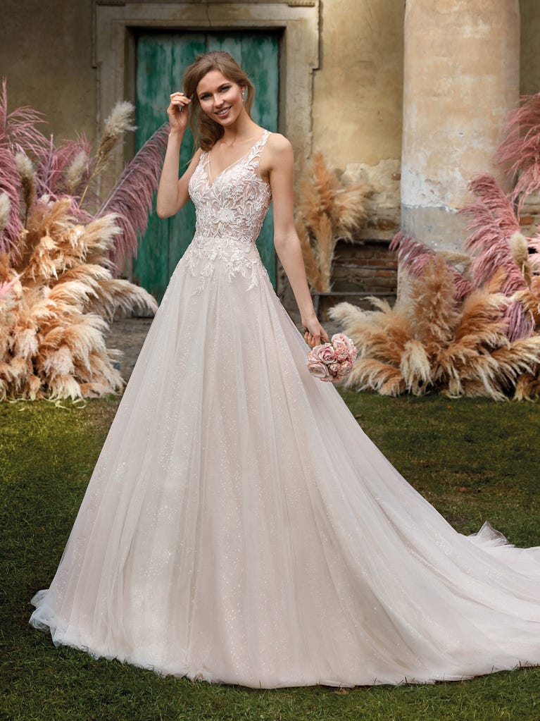 Tulle wedding dress with sleeveless bodice and sweetheart neckline. The embroidered lace creates a fabulous 3D effect, and the removable sleeves will look perfect during the ceremony.