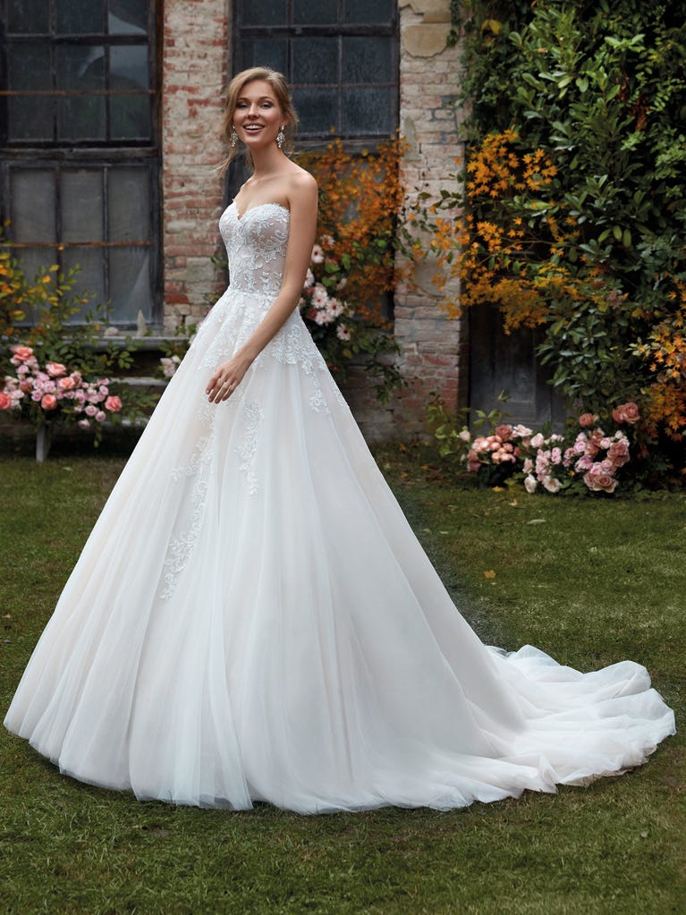 Tulle wedding dress with sleeveless bodice and sweetheart neckline. The embroidered lace creates a fabulous 3D effect, and the removable sleeves will look perfect during the ceremony.