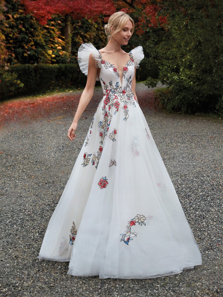 Tulle wedding dress with sleeveless bodice and sweetheart neckline. The embroidered lace creates a fabulous 3D effect, and the removable sleeves will look perfect during the ceremony.