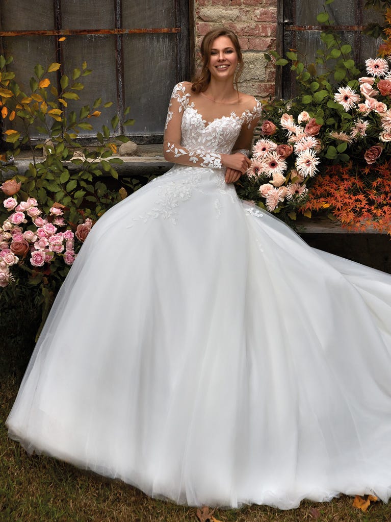 Tulle wedding dress with sleeveless bodice and sweetheart neckline. The embroidered lace creates a fabulous 3D effect, and the removable sleeves will look perfect during the ceremony.