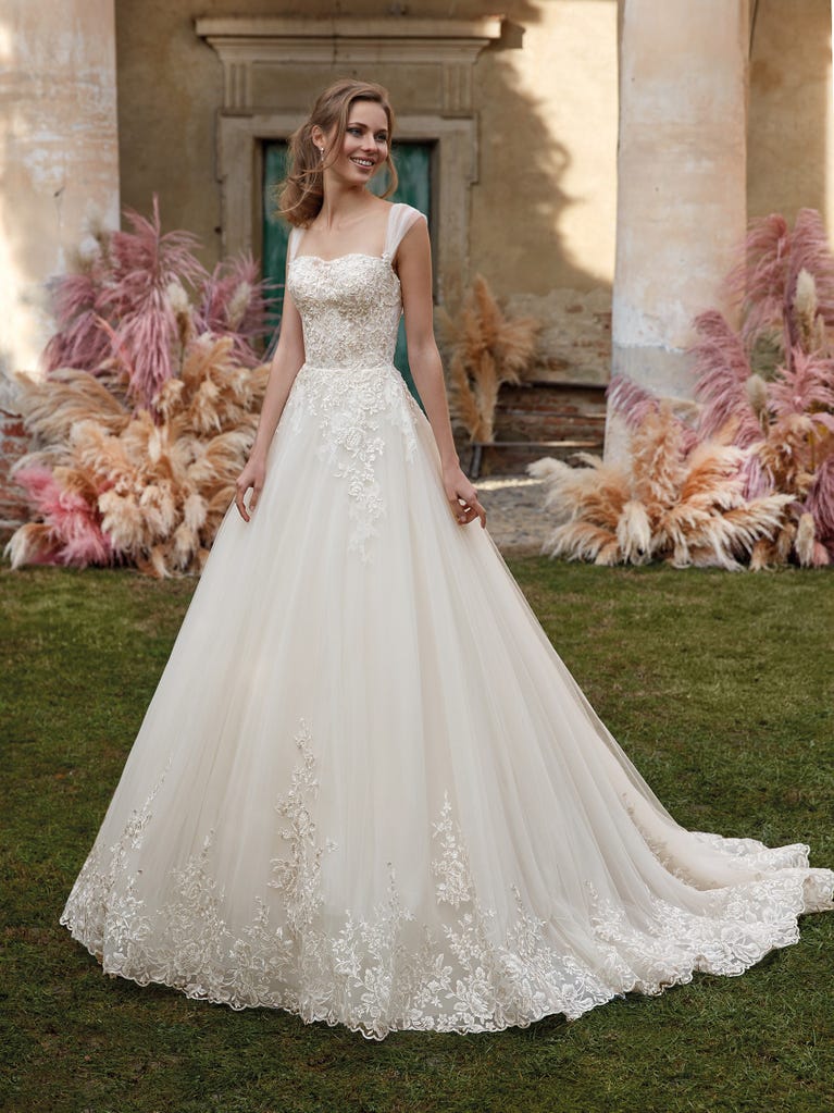 Tulle wedding dress with sleeveless bodice and sweetheart neckline. The embroidered lace creates a fabulous 3D effect, and the removable sleeves will look perfect during the ceremony.
