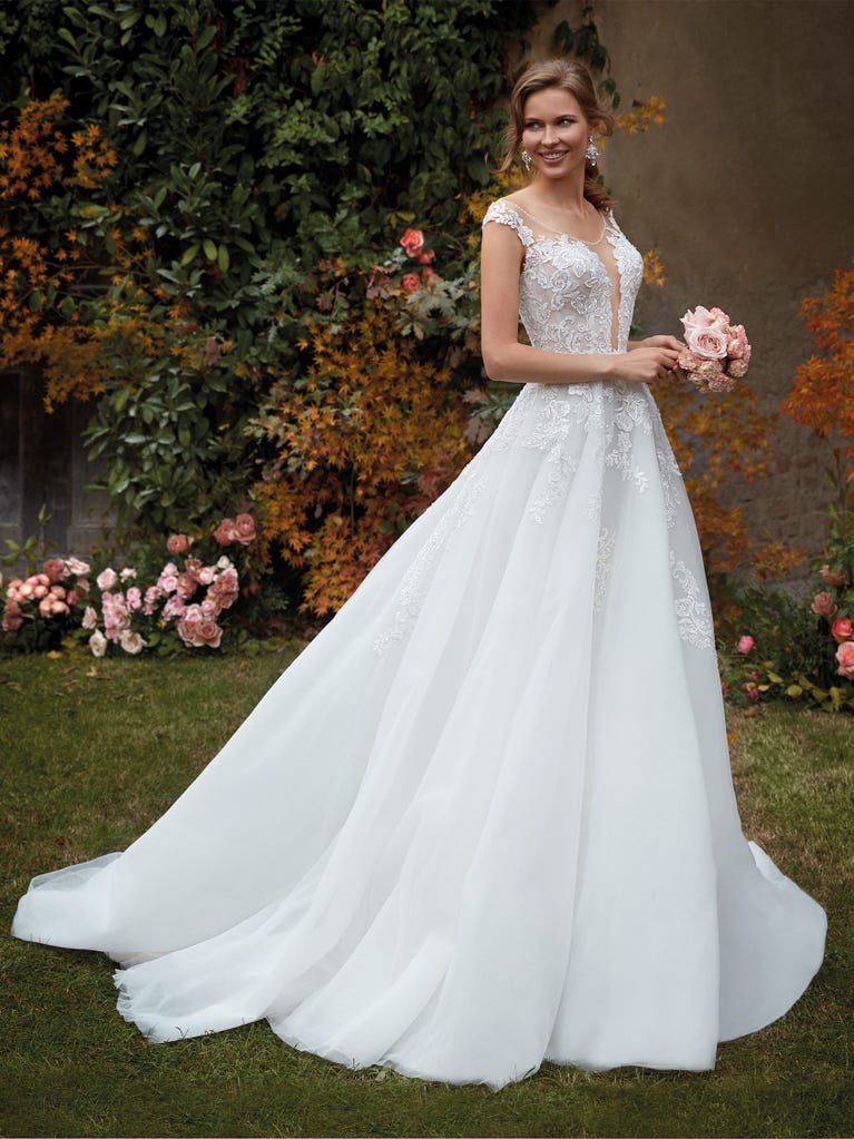 Tulle wedding dress with sleeveless bodice and sweetheart neckline. The embroidered lace creates a fabulous 3D effect, and the removable sleeves will look perfect during the ceremony.