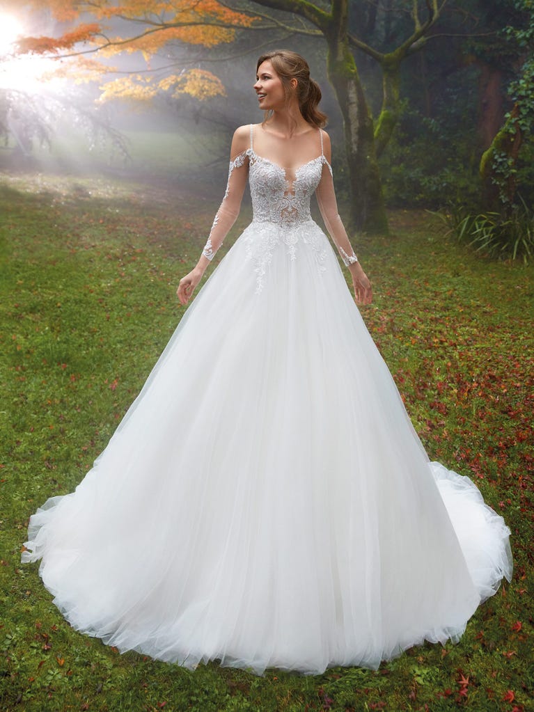 Tulle wedding dress with sleeveless bodice and sweetheart neckline. The embroidered lace creates a fabulous 3D effect, and the removable sleeves will look perfect during the ceremony.