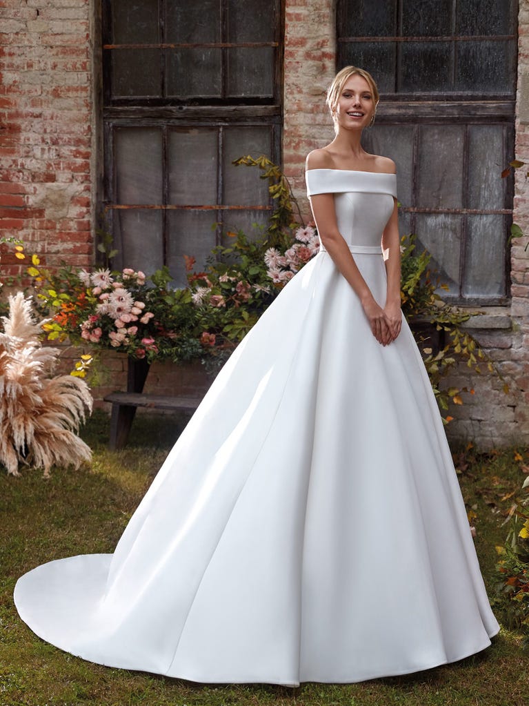 Charming mermaid dress in tulle and chantilly lace. The soft, tulle voile sleeves float like wings!