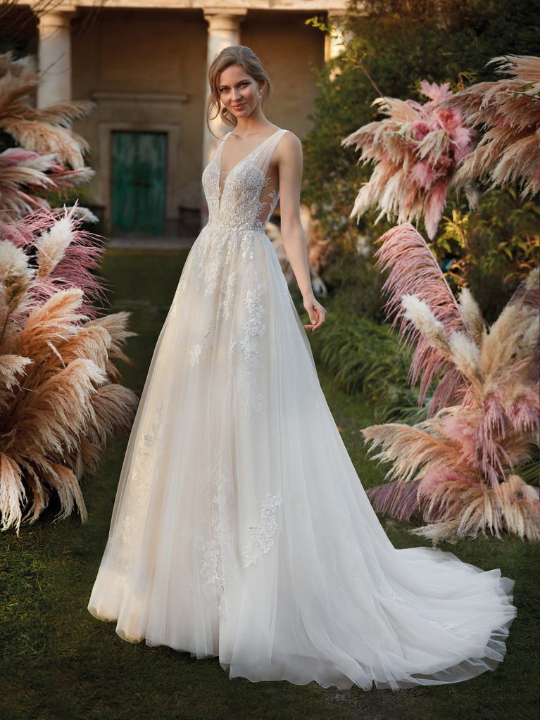 Tulle wedding dress with sleeveless bodice and sweetheart neckline. The embroidered lace creates a fabulous 3D effect, and the removable sleeves will look perfect during the ceremony.