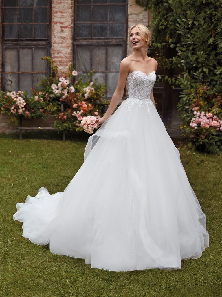 Sofisticado vestido en mikado con la sobrefalda más fabulosa en voile de tul y encaje macro. ¡La magia de la elegancia!