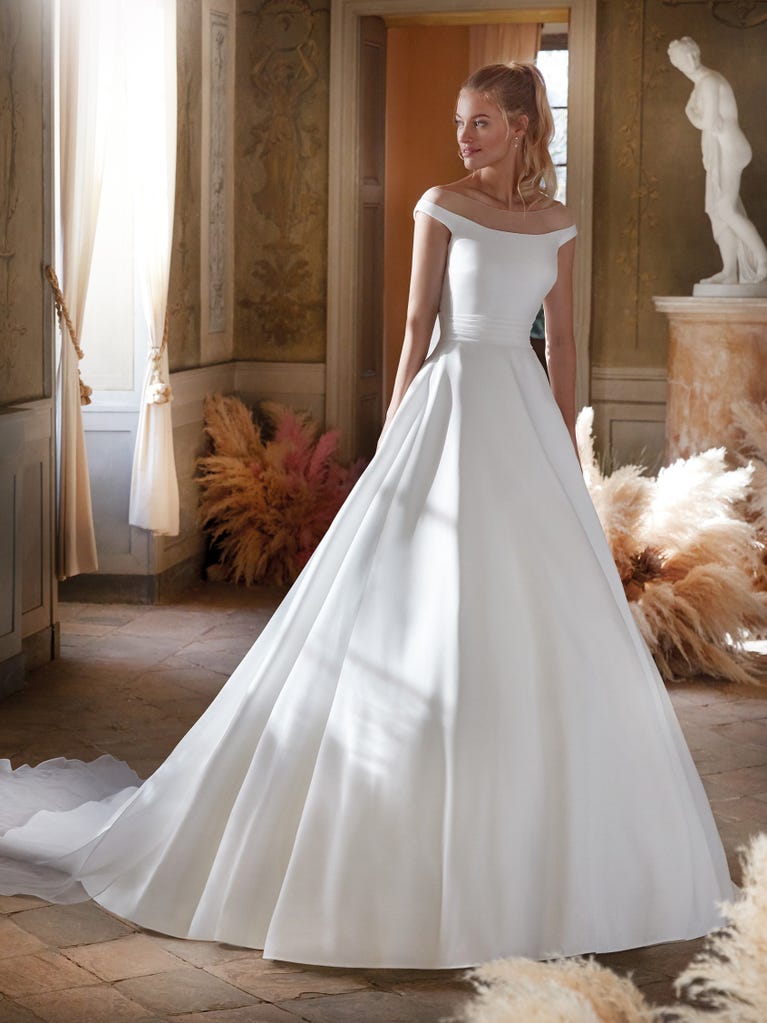 Charming mermaid dress in tulle and chantilly lace. The soft, tulle voile sleeves float like wings!