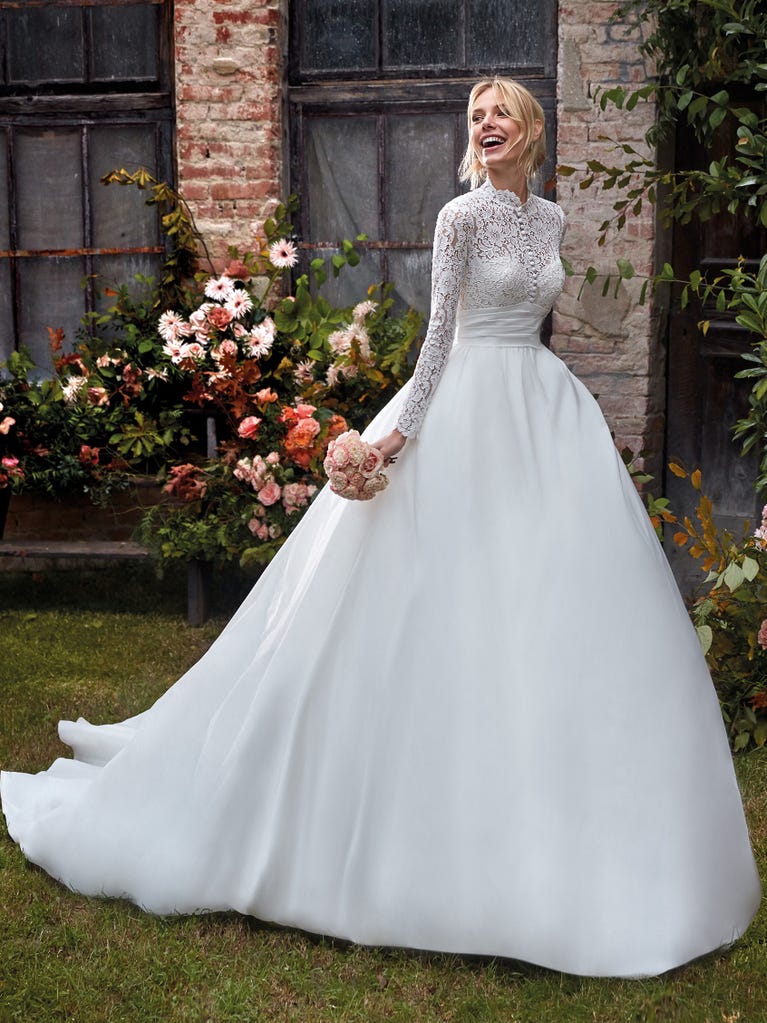 Tulle wedding dress with sleeveless bodice and sweetheart neckline. The embroidered lace creates a fabulous 3D effect, and the removable sleeves will look perfect during the ceremony.