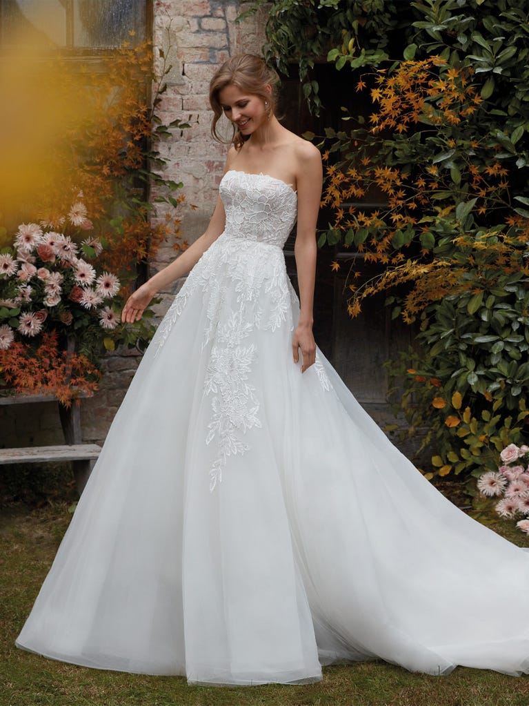 Tulle wedding dress with sleeveless bodice and sweetheart neckline. The embroidered lace creates a fabulous 3D effect, and the removable sleeves will look perfect during the ceremony.